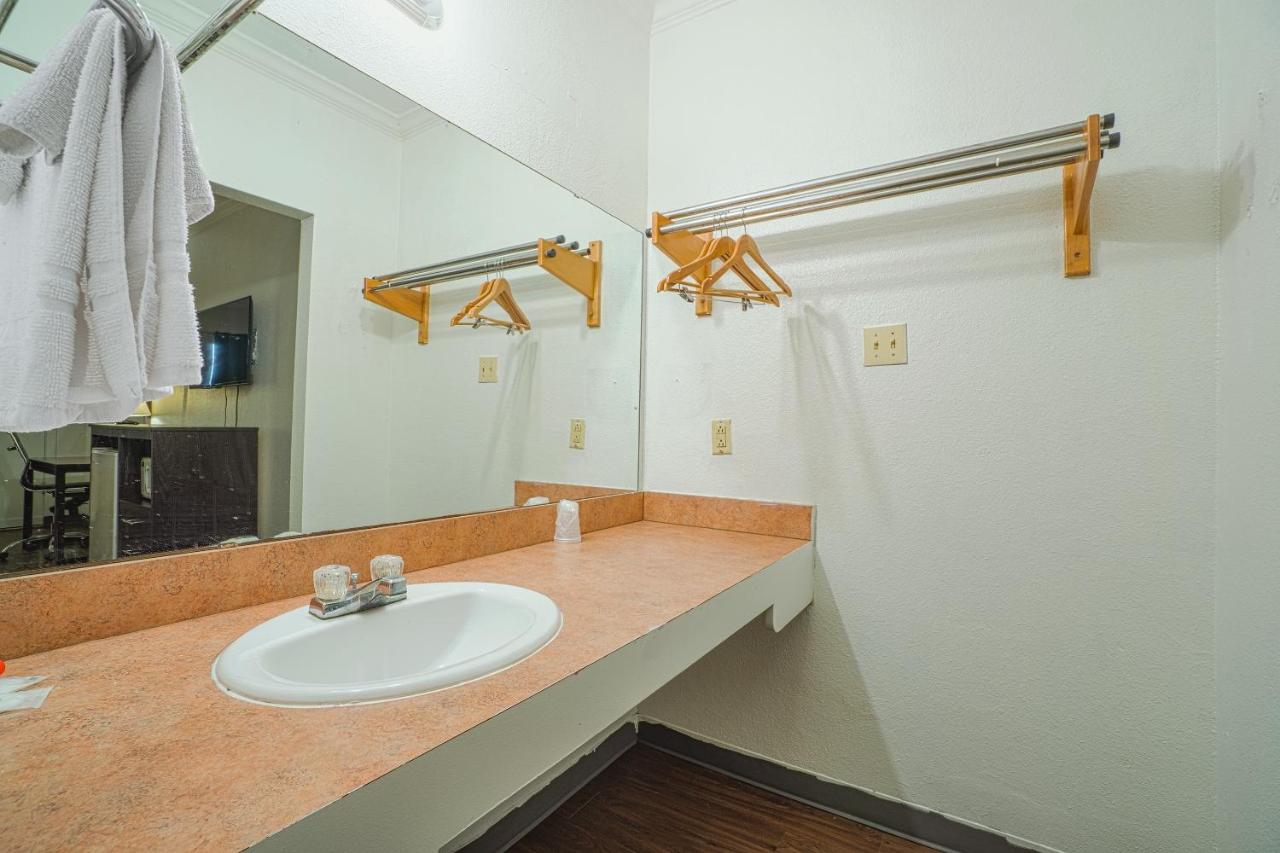 | OYO Hotel Kingsville - Hwy 77