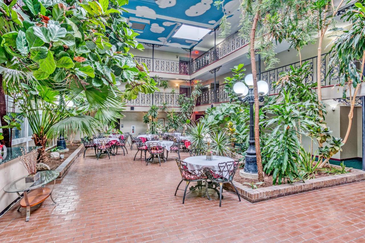  | OYO Townhouse Tulsa Woodland Hills