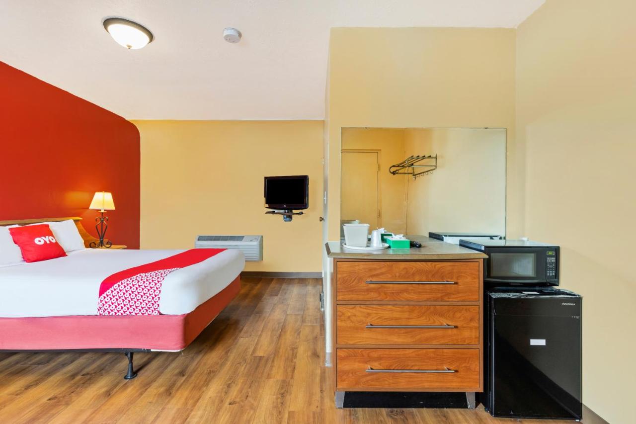 King Room at OYO Hotel North Lima OH - Boardman