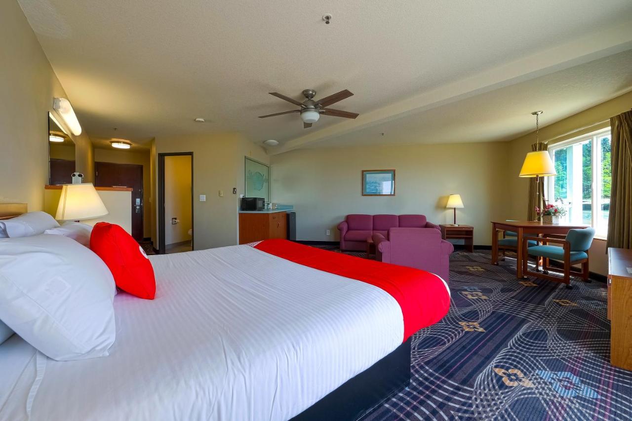 Luxurious King Suite with Jetted Tub and Balcony- Ocean view at Siletz Bay Beachfront Hotel by OYO Lincoln City