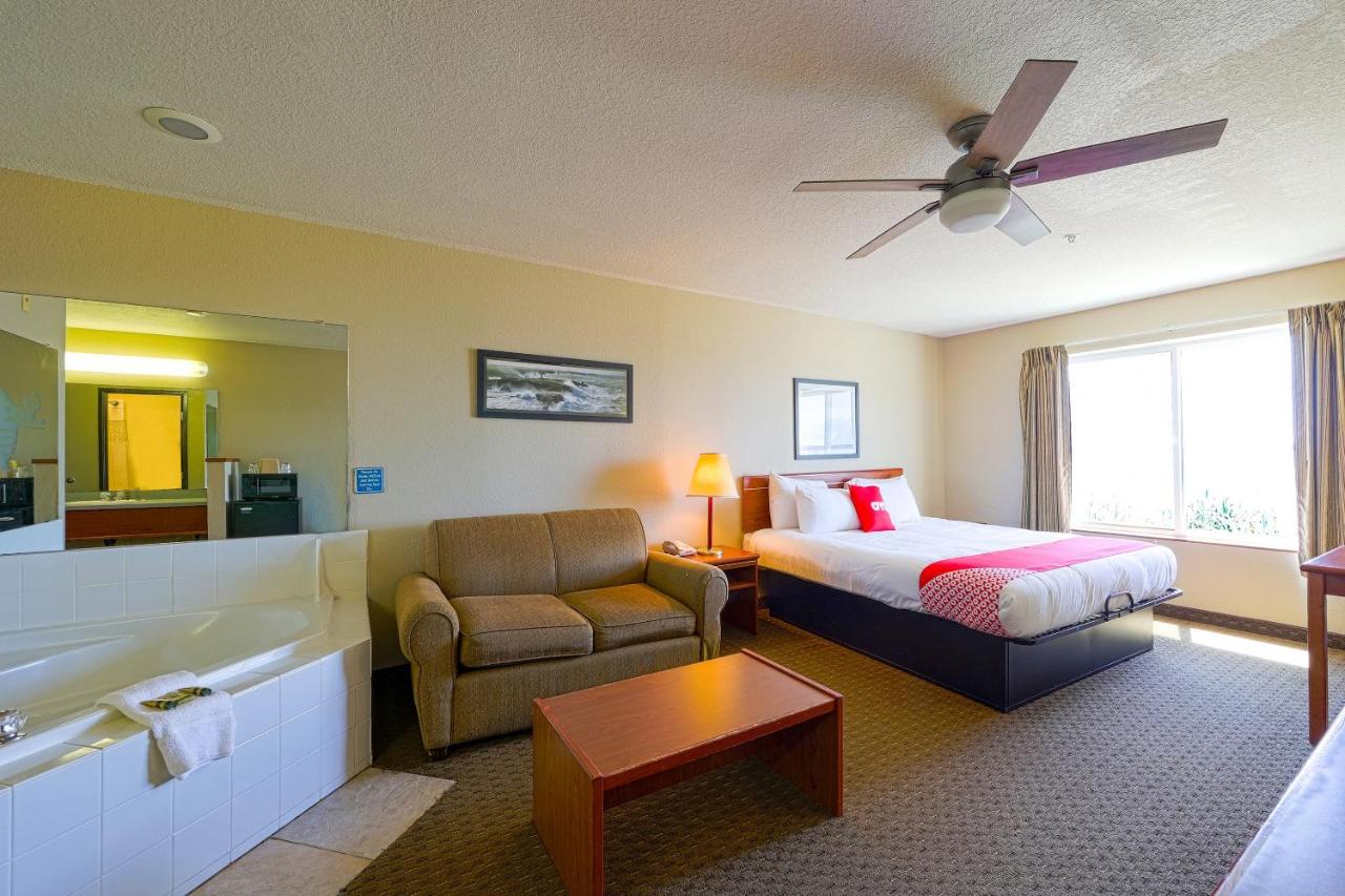 Premium King Room with Jetted Tub - Bay view at Siletz Bay Beachfront Hotel by OYO Lincoln City