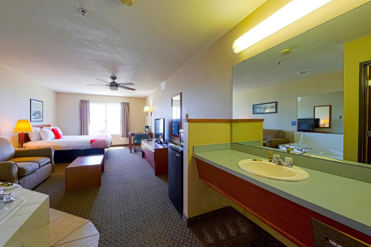 Premium King Room with Jetted Tub - Bay view at Siletz Bay Beachfront Hotel by OYO Lincoln City