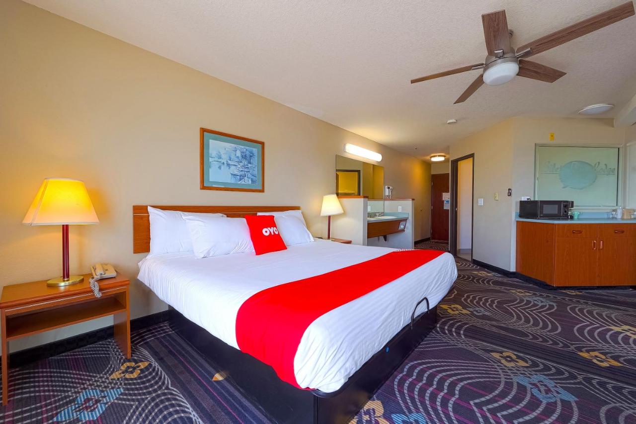 Luxurious King Suite with Jetted Tub and Balcony- Ocean view at Siletz Bay Beachfront Hotel by OYO Lincoln City