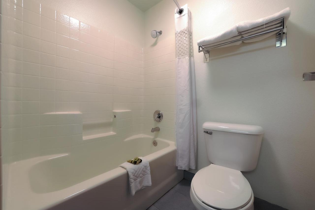Double Queen Room - Bay view at Siletz Bay Beachfront Hotel by OYO Lincoln City