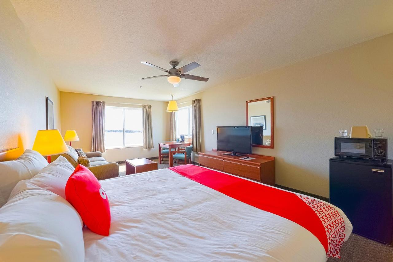 King Room - Bay view (Pet Friendly) at Siletz Bay Beachfront Hotel by OYO Lincoln City