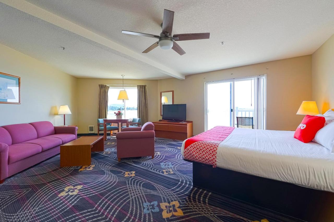 Luxurious King Suite with Jetted Tub and Balcony- Ocean view at Siletz Bay Beachfront Hotel by OYO Lincoln City