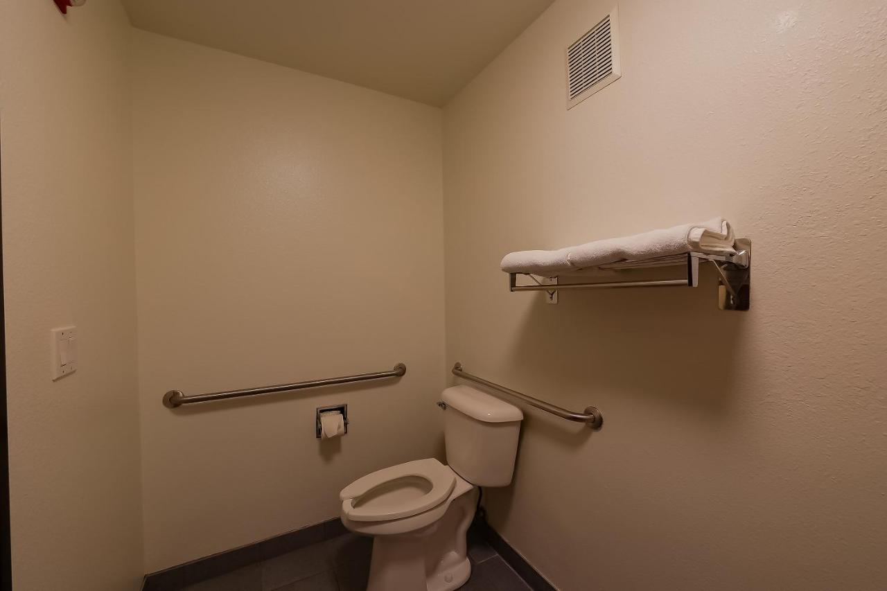 Queen Room Accessible - Bay view (Pet Friendly) at Siletz Bay Beachfront Hotel by OYO Lincoln City