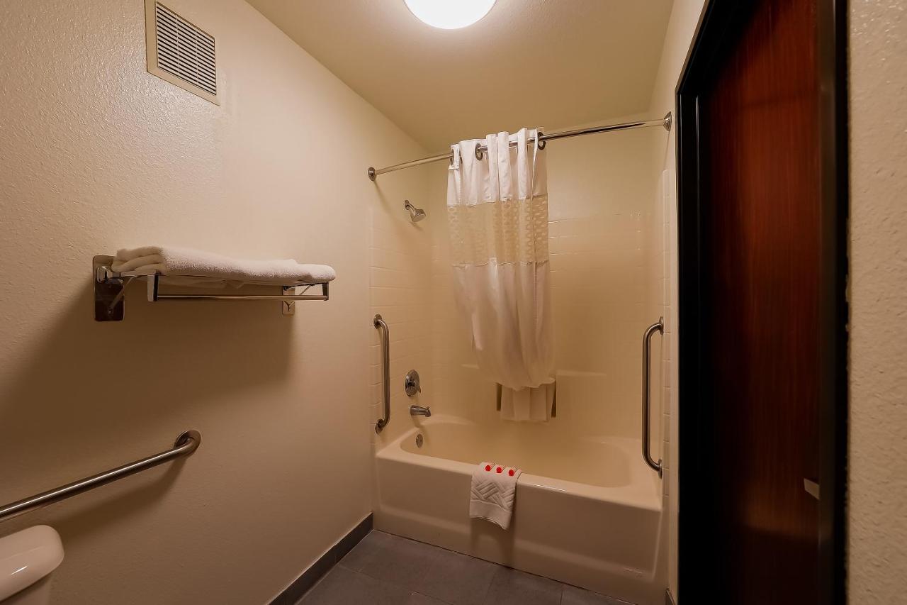 Queen Room Accessible - Bay view (Pet Friendly) at Siletz Bay Beachfront Hotel by OYO Lincoln City