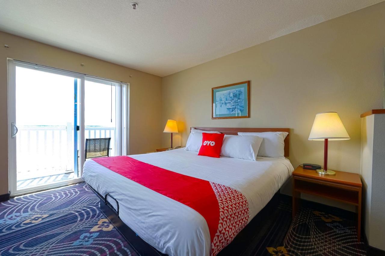 Luxurious King Suite with Jetted Tub and Balcony- Ocean view at Siletz Bay Beachfront Hotel by OYO Lincoln City
