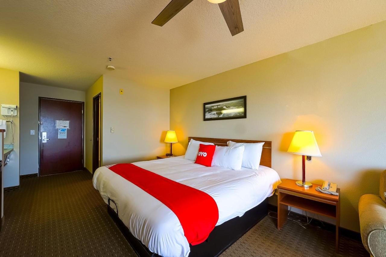 King Room - Bay view (Pet Friendly) at Siletz Bay Beachfront Hotel by OYO Lincoln City