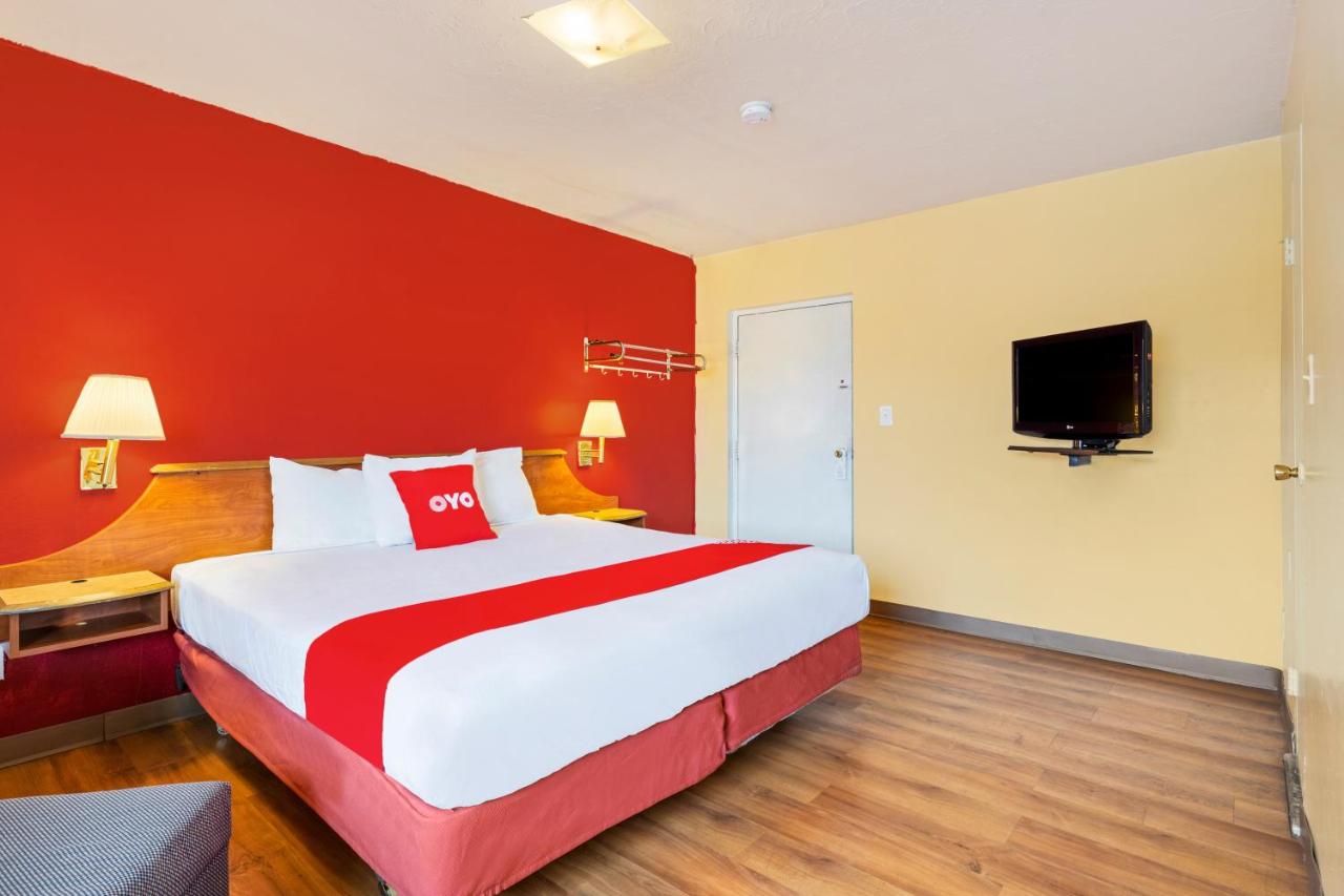 King Bed Smoking at OYO Hotel North Lima OH - Boardman