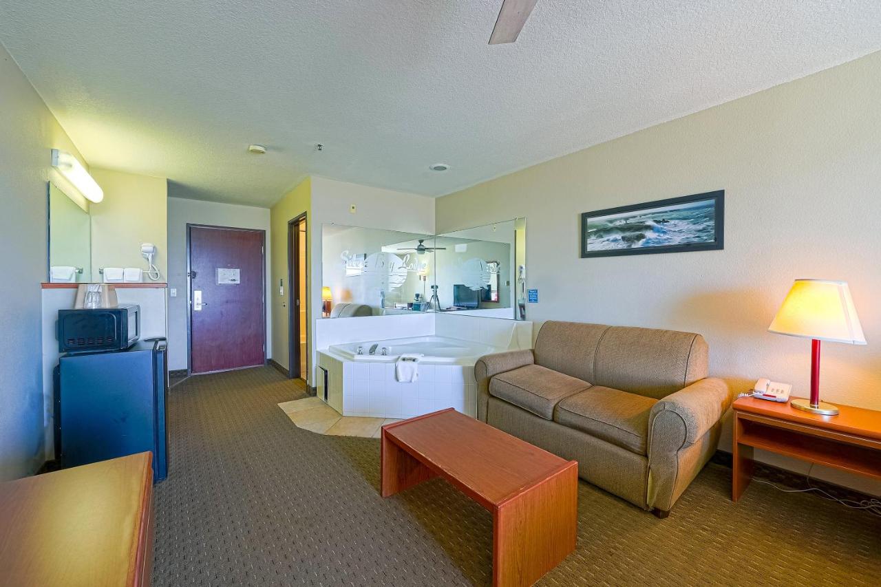 Premium King Room with Jetted Tub - Bay view at Siletz Bay Beachfront Hotel by OYO Lincoln City