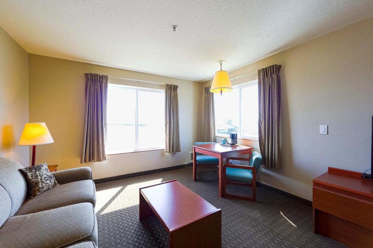 King Room - Bay view (Pet Friendly) at Siletz Bay Beachfront Hotel by OYO Lincoln City