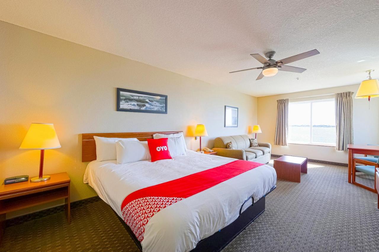 King Room - Bay view (Pet Friendly) at Siletz Bay Beachfront Hotel by OYO Lincoln City