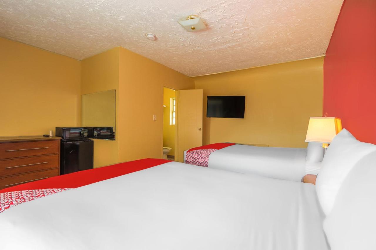 2 Queen Bed Smoking at OYO Hotel North Lima OH - Boardman