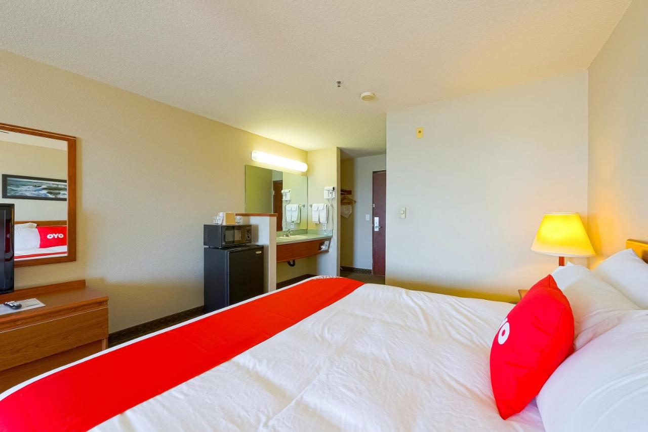 King Room - Bay view (Pet Friendly) at Siletz Bay Beachfront Hotel by OYO Lincoln City