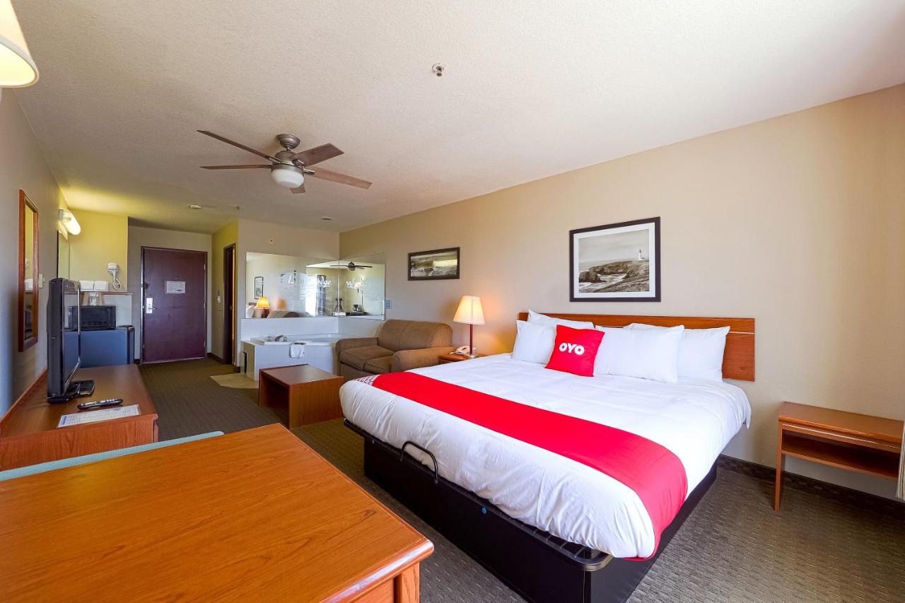 Premium King Room with Jetted Tub - Bay view at Siletz Bay Beachfront Hotel by OYO Lincoln City