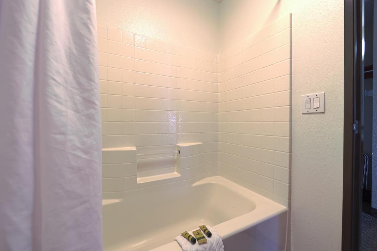 King Room with Balcony - Ocean View at Siletz Bay Beachfront Hotel by OYO Lincoln City