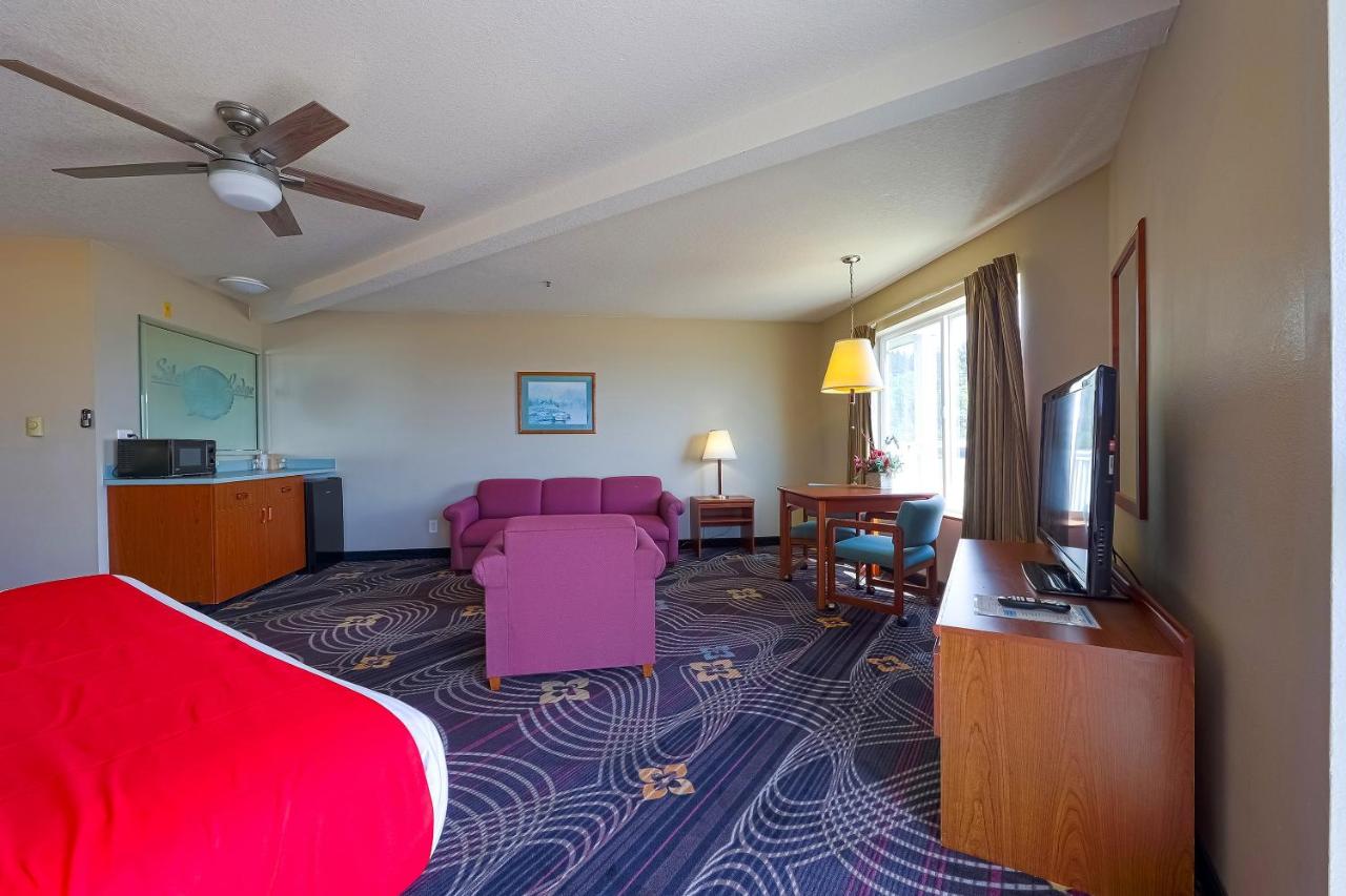 Luxurious King Suite with Jetted Tub and Balcony- Ocean view at Siletz Bay Beachfront Hotel by OYO Lincoln City