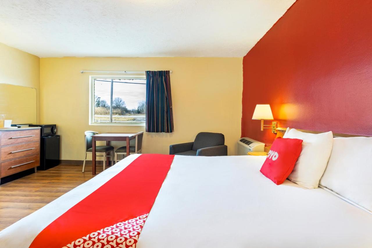 King Room at OYO Hotel North Lima OH - Boardman