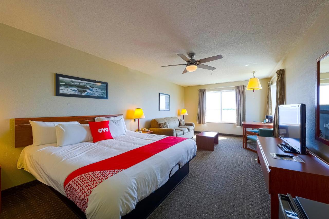 King Room - Bay view (Pet Friendly) at Siletz Bay Beachfront Hotel by OYO Lincoln City