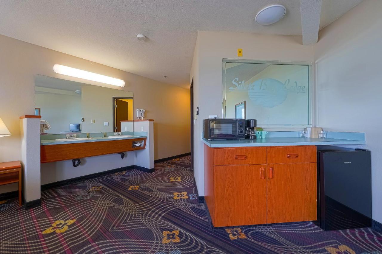Luxurious King Suite with Jetted Tub and Balcony- Ocean view at Siletz Bay Beachfront Hotel by OYO Lincoln City