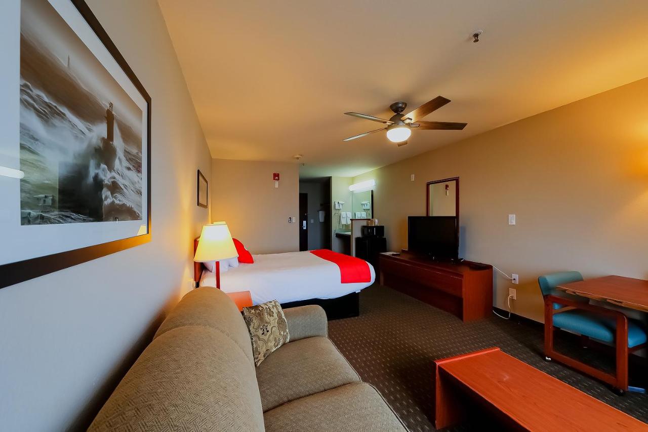 Queen Room Accessible - Bay view (Pet Friendly) at Siletz Bay Beachfront Hotel by OYO Lincoln City