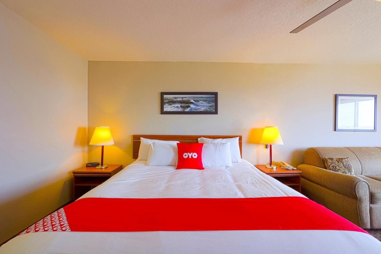 King Room - Bay view (Pet Friendly) at Siletz Bay Beachfront Hotel by OYO Lincoln City