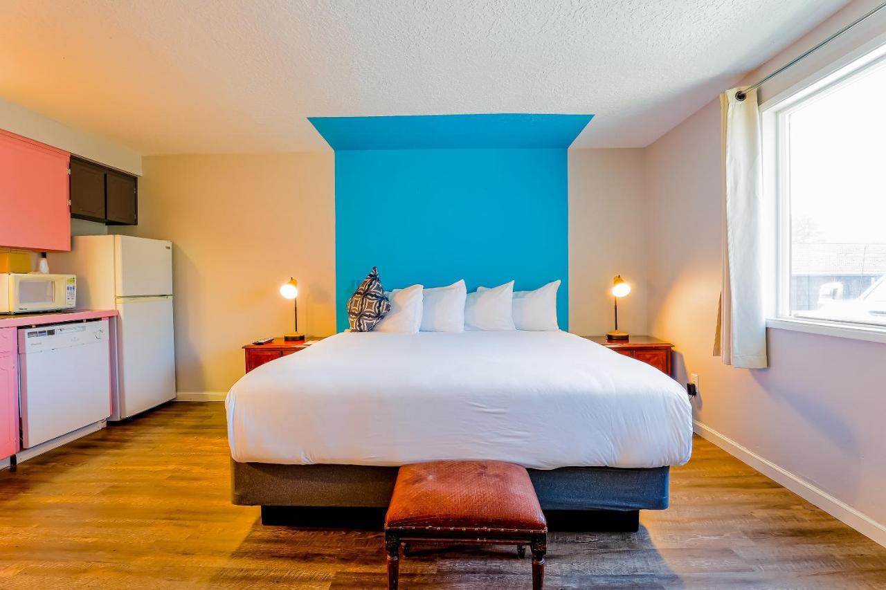 Premium King Bed with Kitchenette at Coast River Inn by OYO Seaside