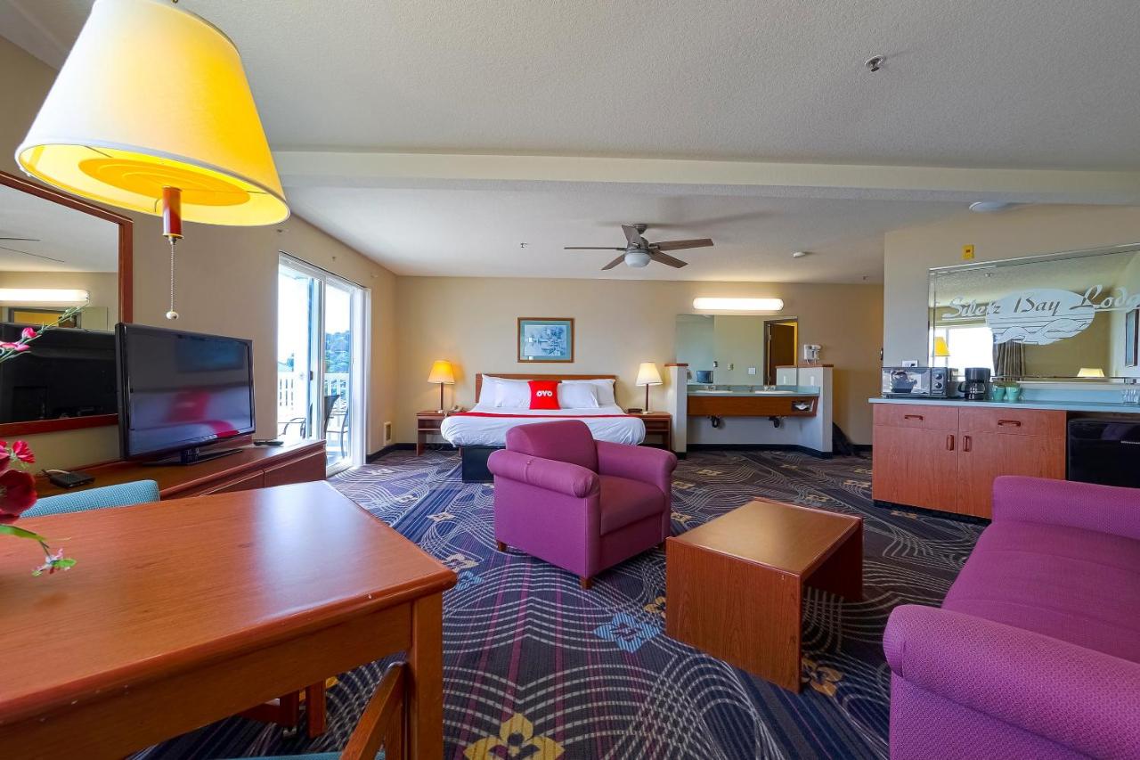 Luxurious King Suite with Jetted Tub and Balcony- Ocean view at Siletz Bay Beachfront Hotel by OYO Lincoln City