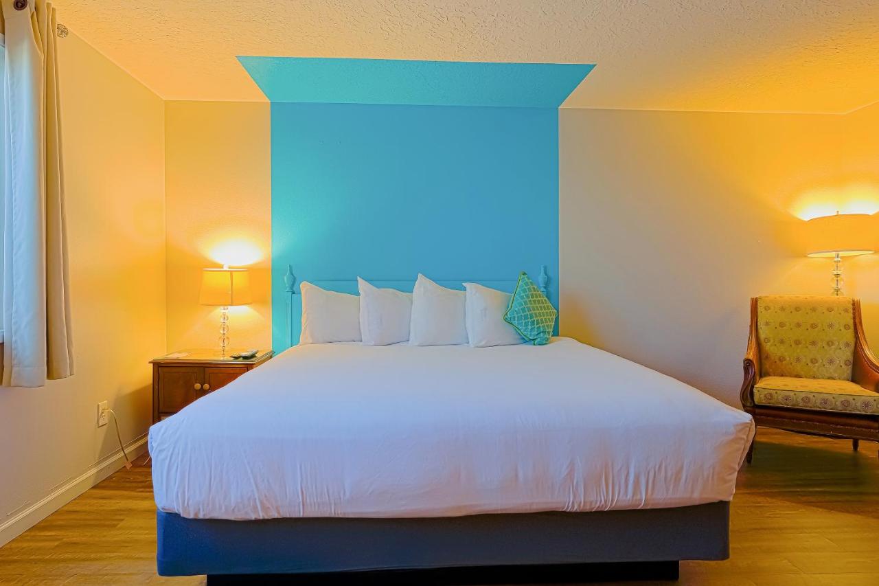 King Room with Spa Bath at Coast River Inn by OYO Seaside