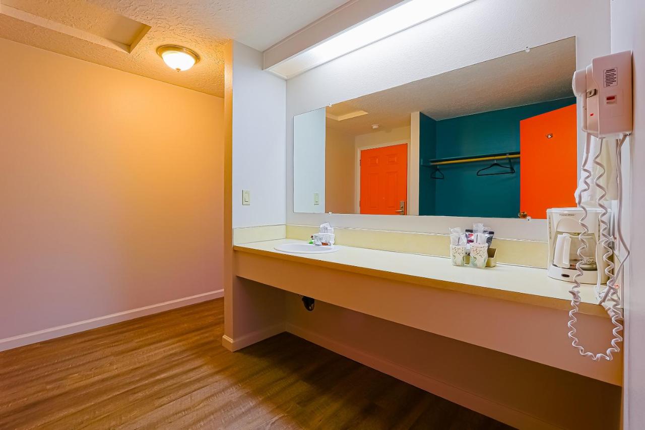 King Room at Coast River Inn by OYO Seaside