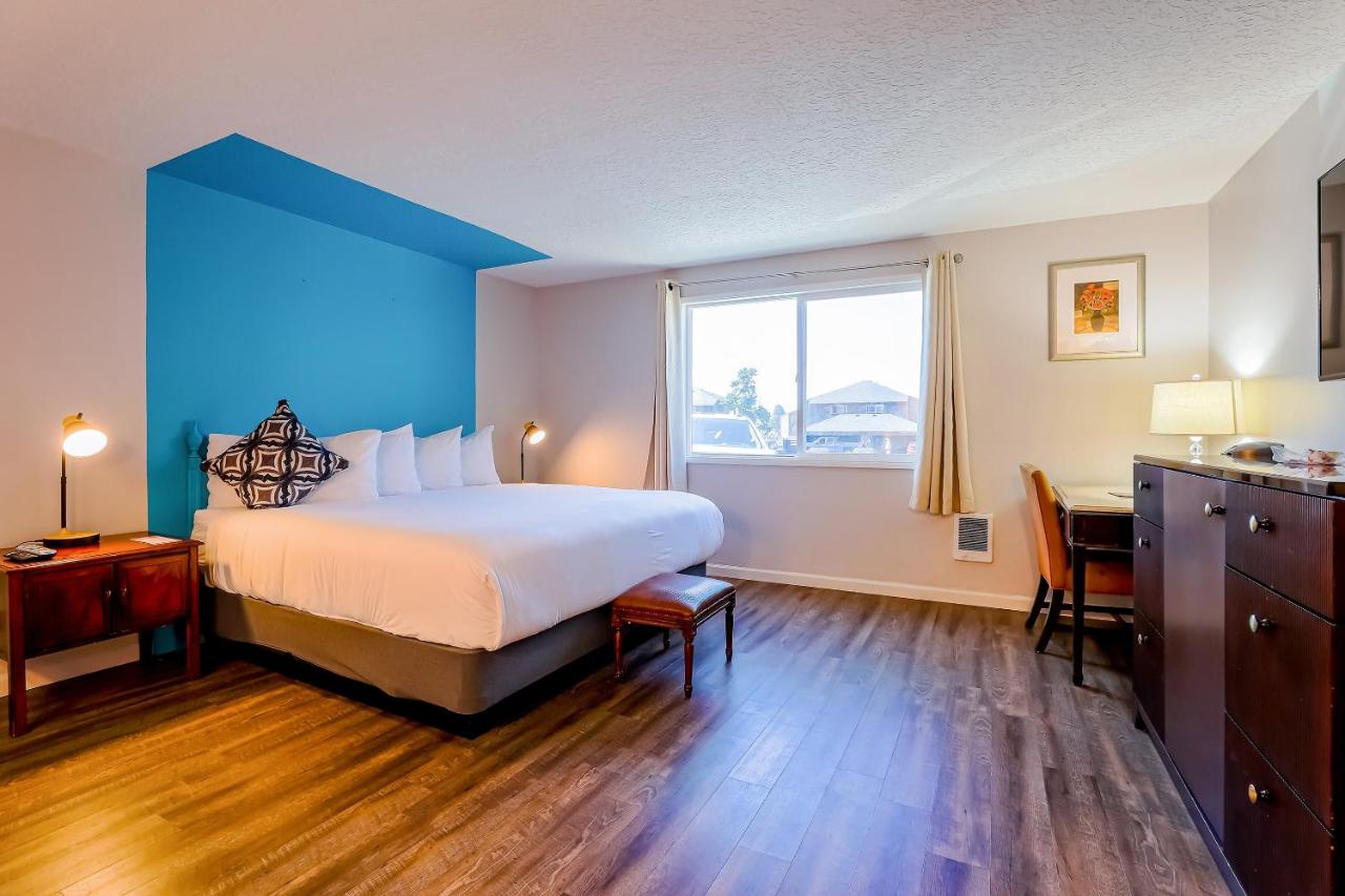 Premium King Bed with Kitchenette at Coast River Inn by OYO Seaside