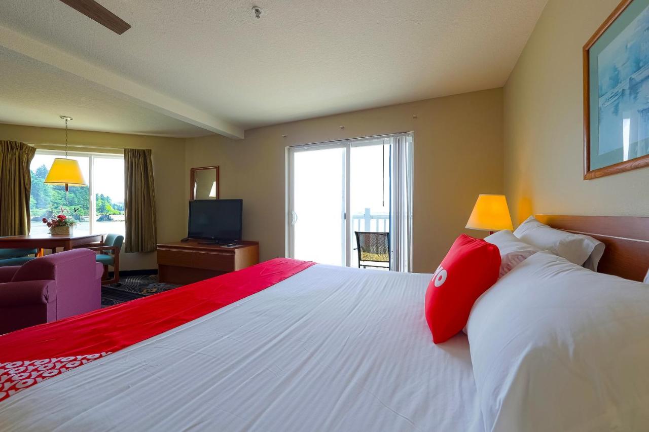 Luxurious King Suite with Jetted Tub and Balcony- Ocean view at Siletz Bay Beachfront Hotel by OYO Lincoln City