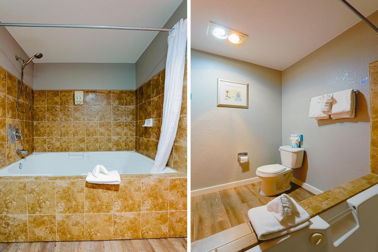 King Jetted Tub with River View at Coast River Inn by OYO Seaside