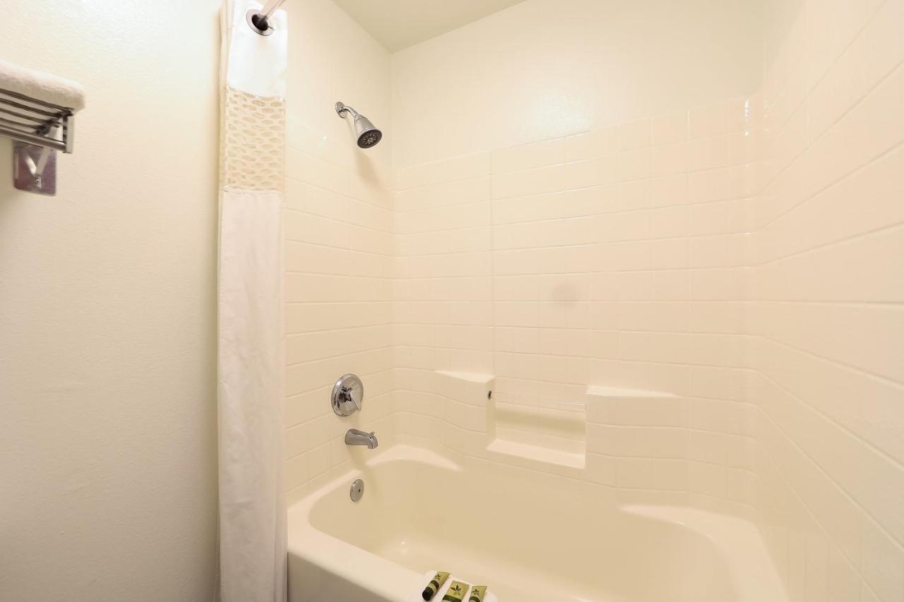 Luxurious King Suite with Jetted Tub and Balcony- Ocean view at Siletz Bay Beachfront Hotel by OYO Lincoln City