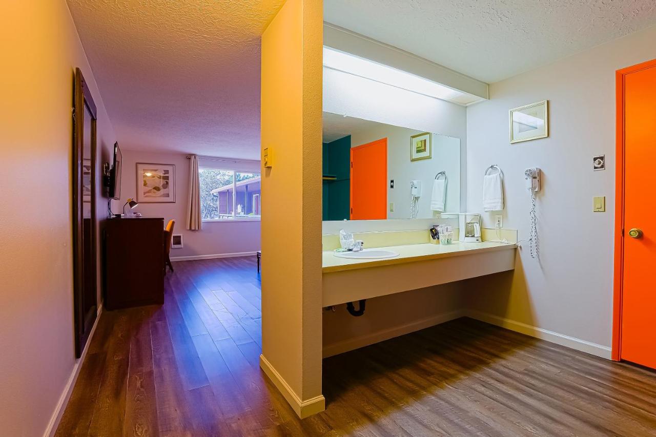 King Room with Spa Bath at Coast River Inn by OYO Seaside