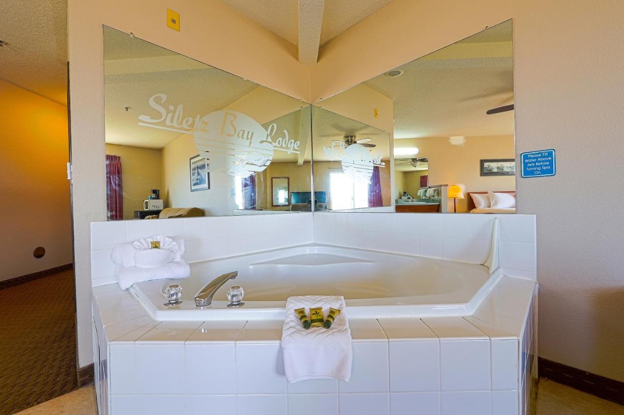 Premium King Room with Jetted Tub - Bay view at Siletz Bay Beachfront Hotel by OYO Lincoln City