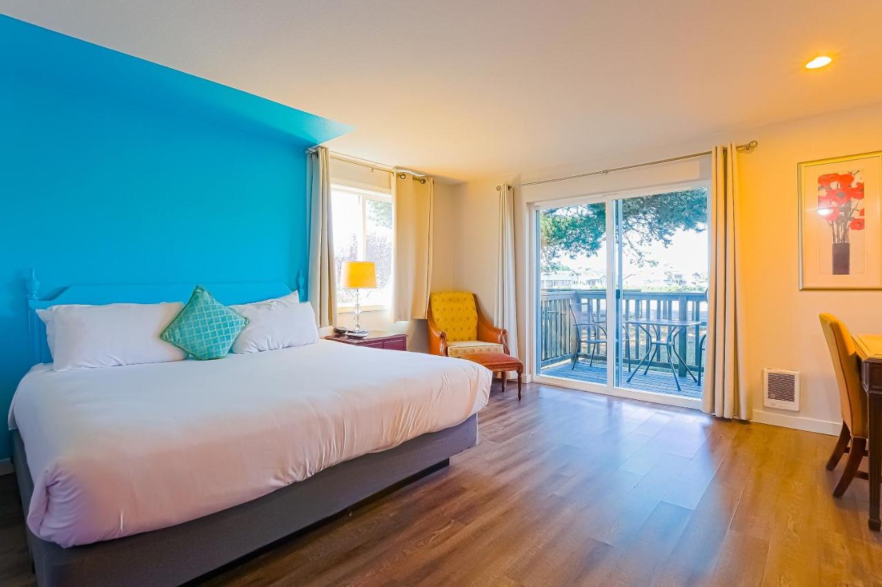 King Jetted Tub with River View at Coast River Inn by OYO Seaside