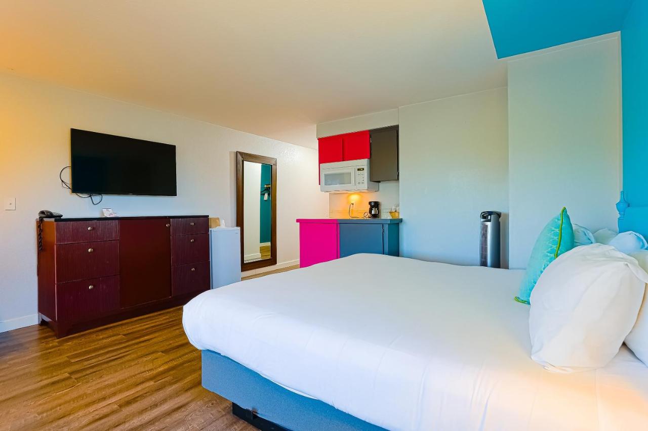 King Jetted Tub with River View at Coast River Inn by OYO Seaside