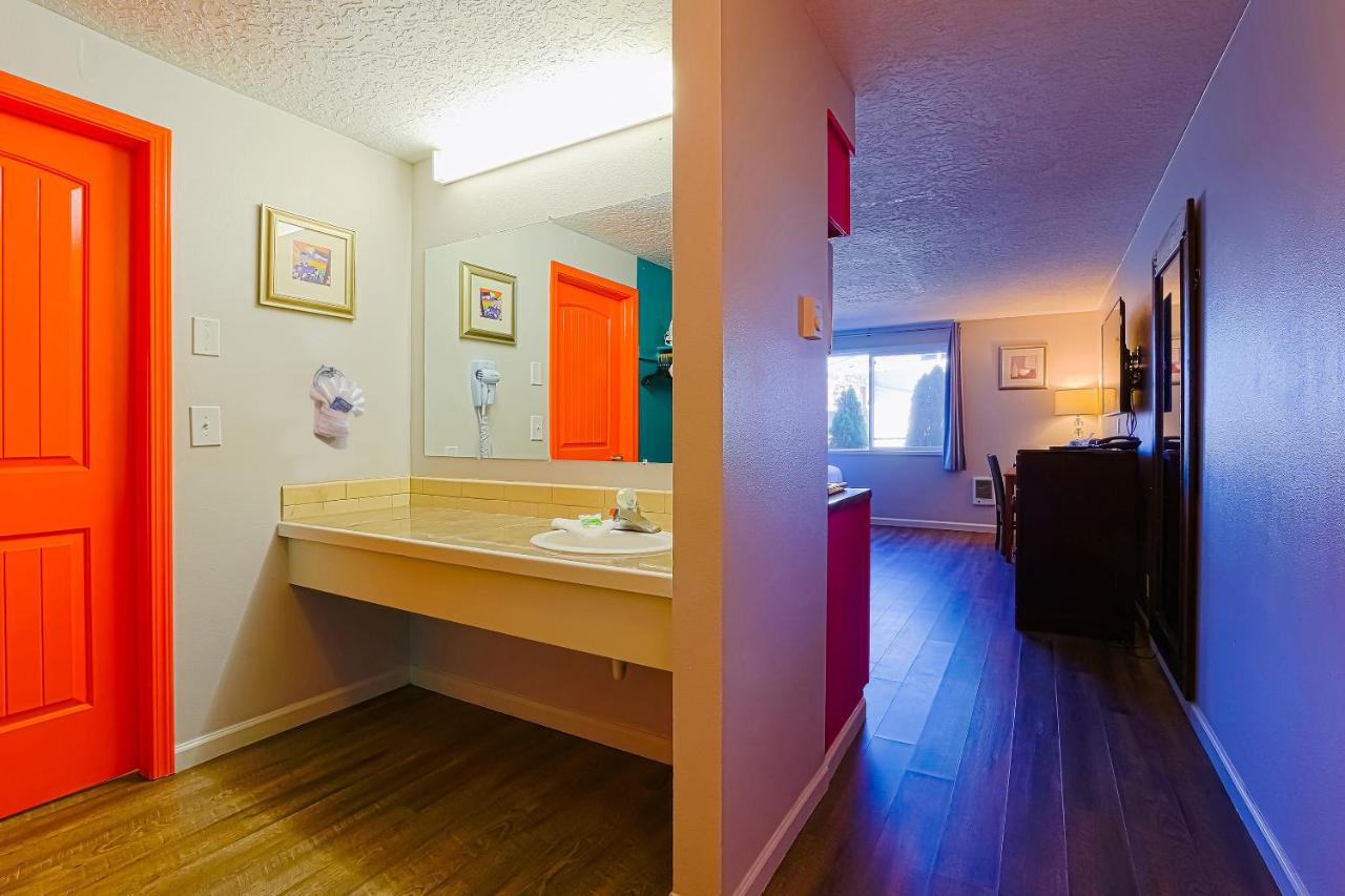 Premium King Bed with Kitchenette at Coast River Inn by OYO Seaside