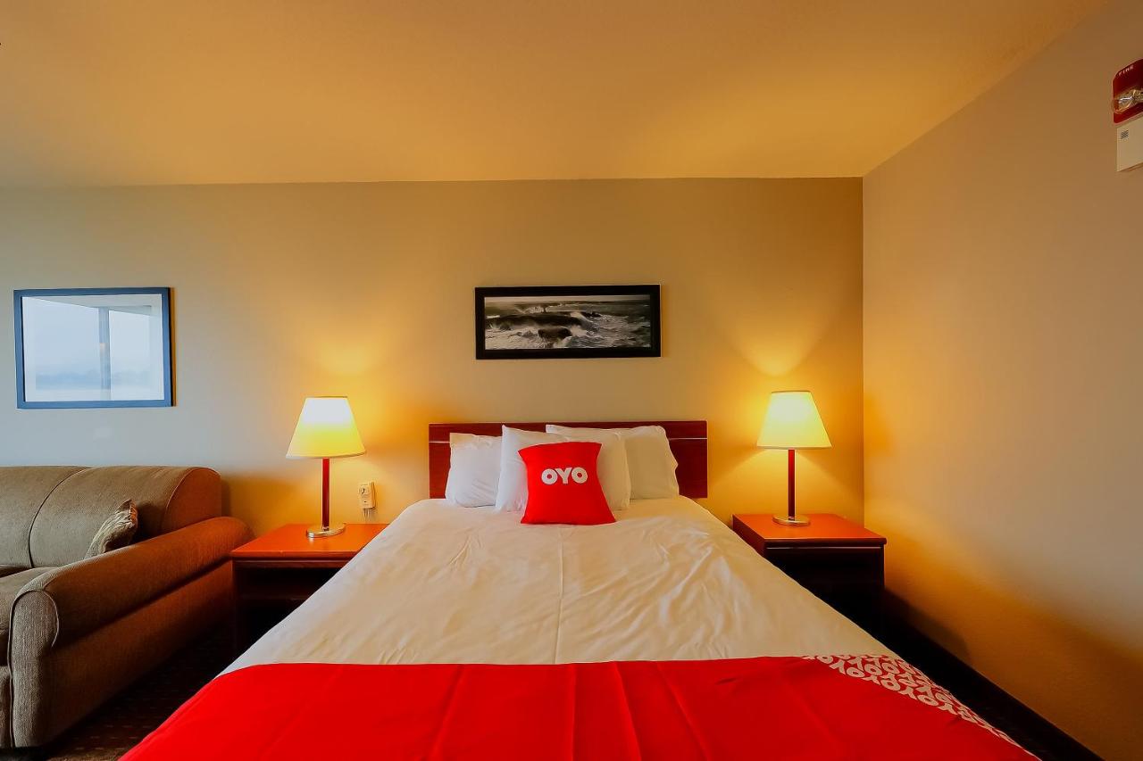 Queen Room Accessible - Bay view (Pet Friendly) at Siletz Bay Beachfront Hotel by OYO Lincoln City