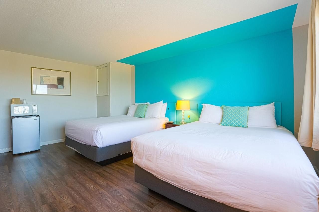 2 Queen Beds with River View at Coast River Inn by OYO Seaside