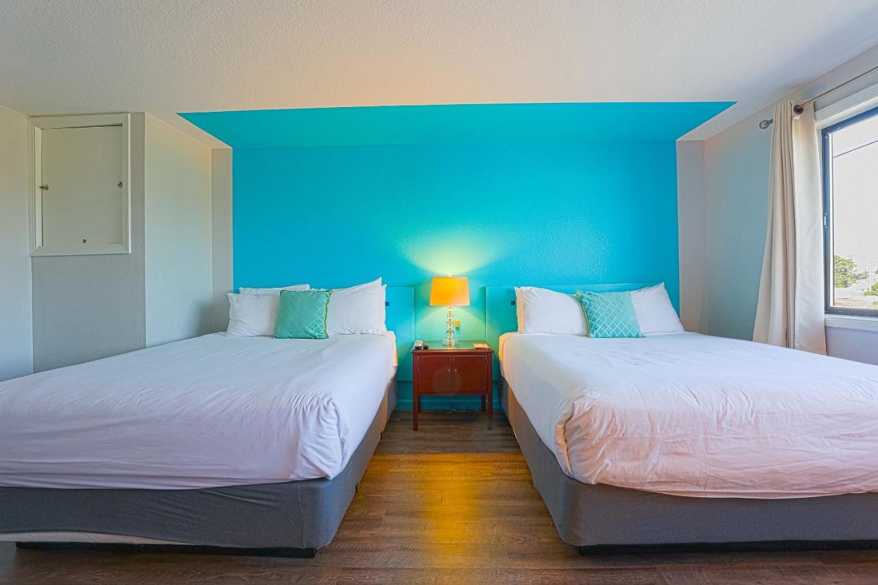 2 Queen Beds with River View at Coast River Inn by OYO Seaside