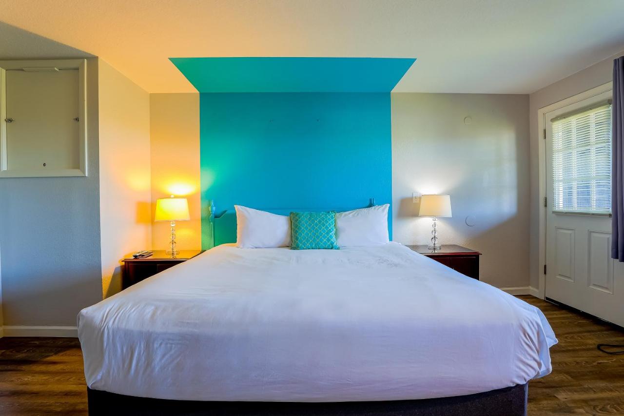 King Bed with River View at Coast River Inn by OYO Seaside