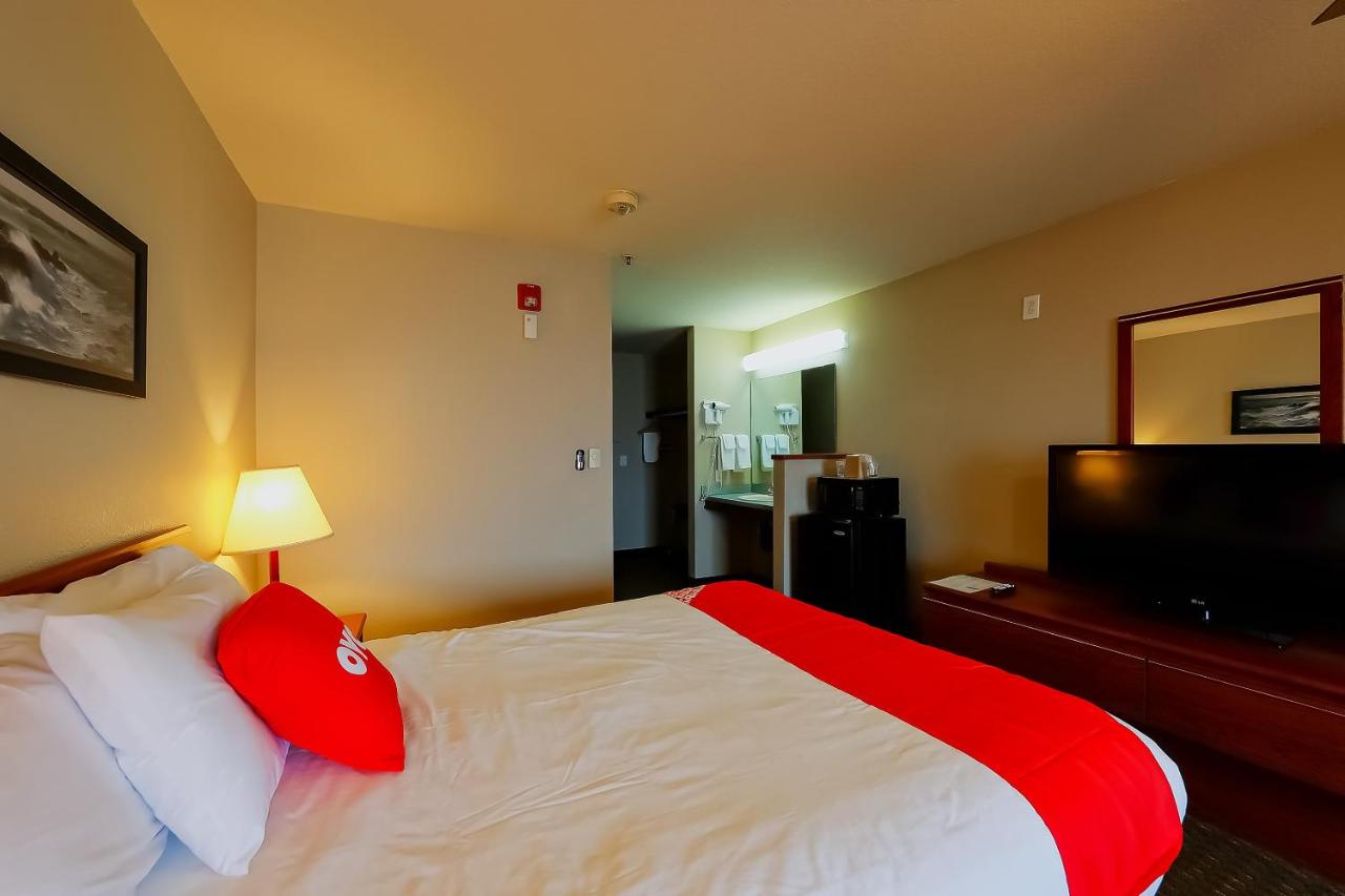 Queen Room Accessible - Bay view (Pet Friendly) at Siletz Bay Beachfront Hotel by OYO Lincoln City