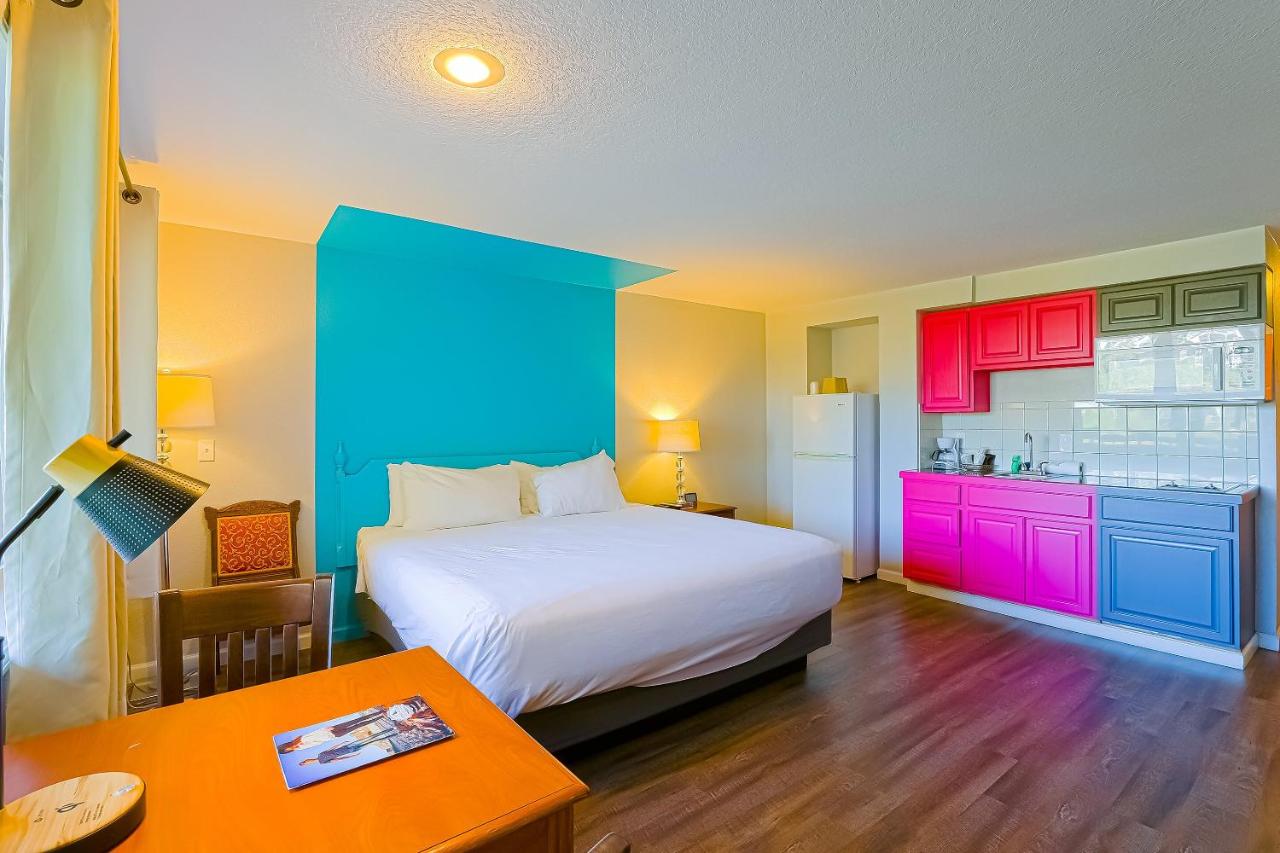 King Kitchenette with River View at Coast River Inn by OYO Seaside