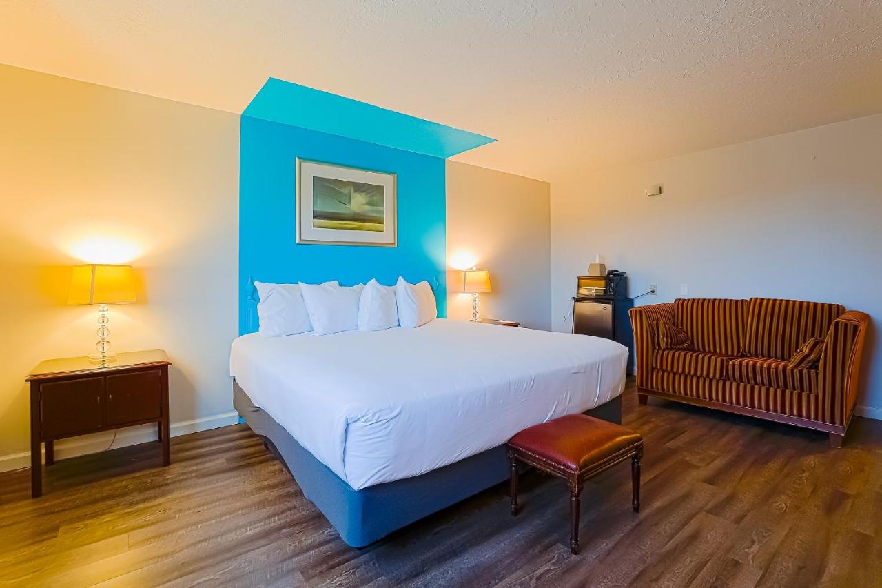 King Room at Coast River Inn by OYO Seaside