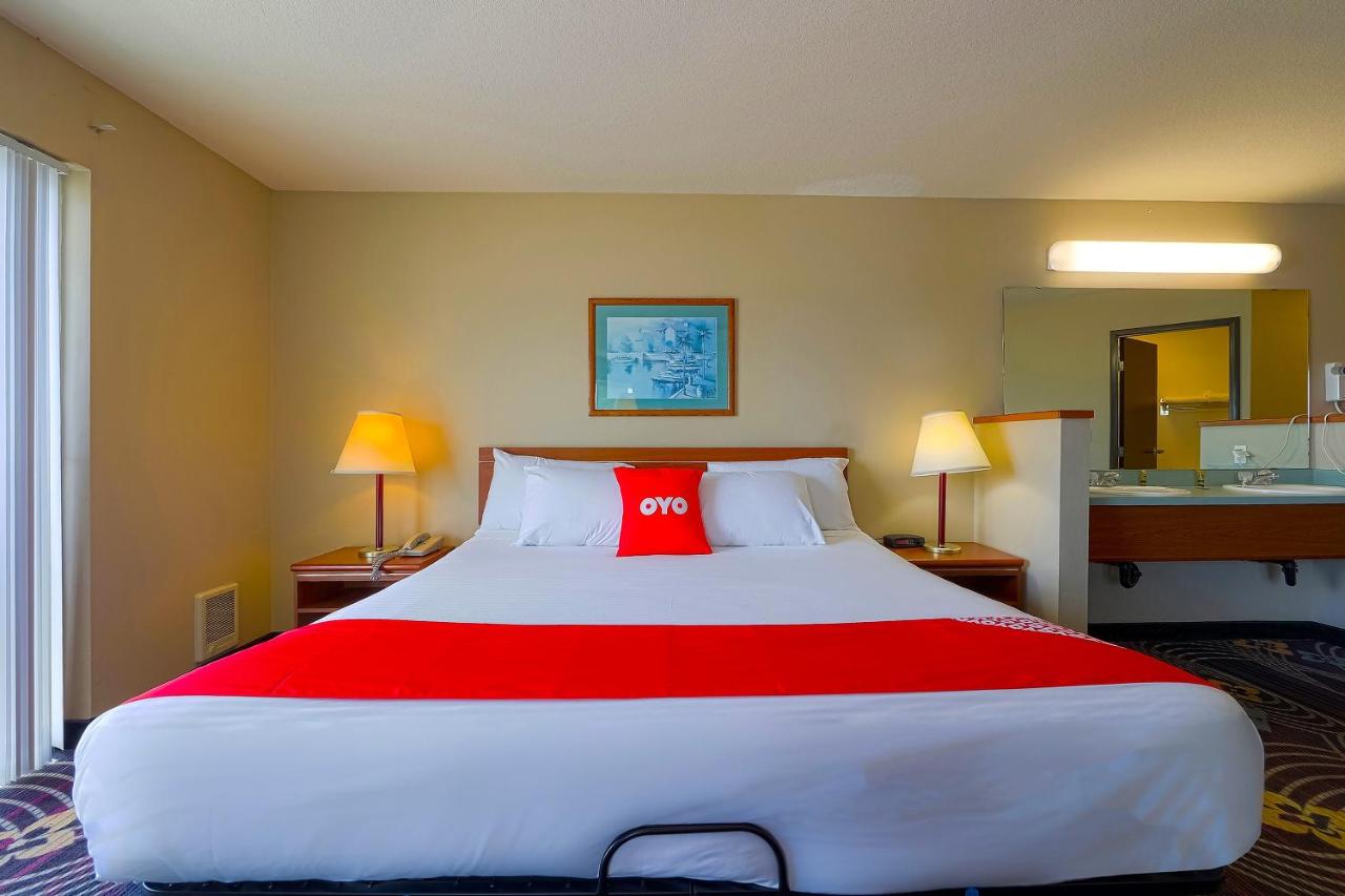 Luxurious King Suite with Jetted Tub and Balcony- Ocean view at Siletz Bay Beachfront Hotel by OYO Lincoln City