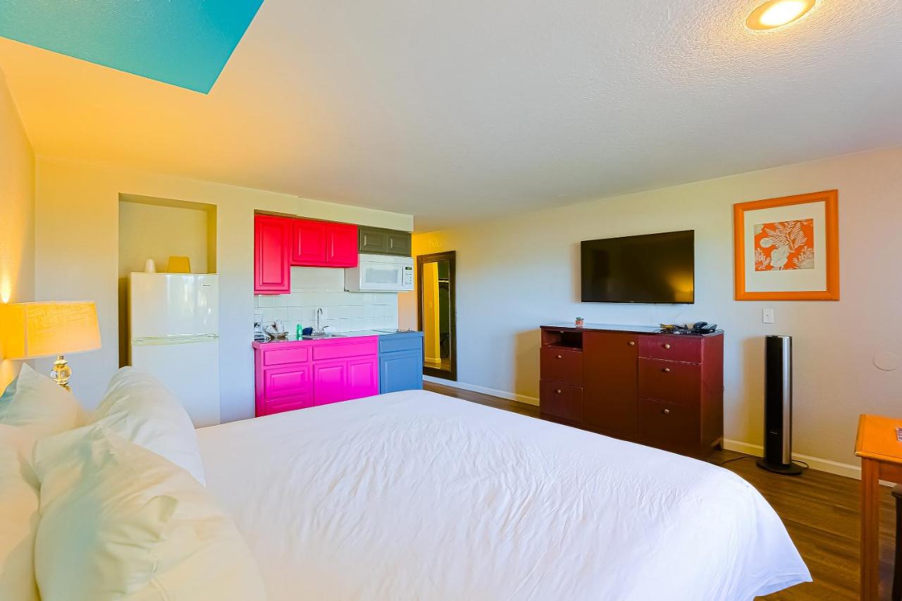 King Kitchenette with River View at Coast River Inn by OYO Seaside